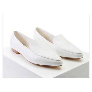 Pointed flats - white